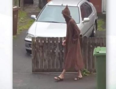 Βίντεο ντοκουμέντο: Ο μακελάρης του Μάντσεστερ με μανδύα ένα χρόνο πριν έξω από το σπίτι του